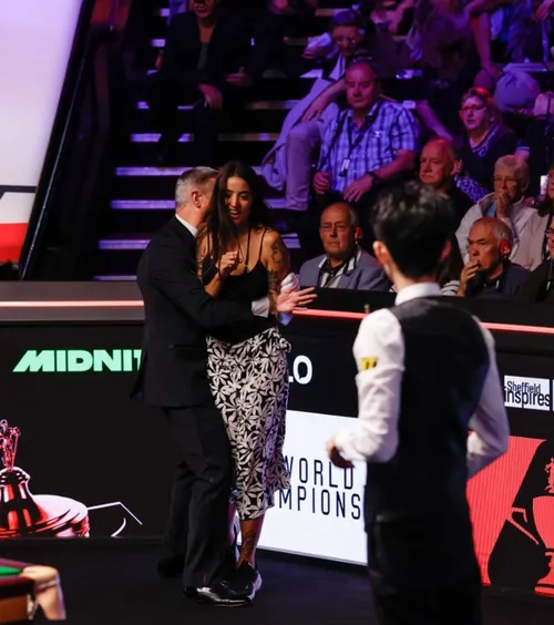 Luată pe sus de arbitru     FOTO.  O femeie a întrerupt   finala Mondialului de Snooker!  Ce plan avea: „Nu am apucat! Aș fi vrut ca Ronnie O'Sullivan să vadă”