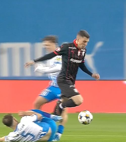 O nouă lovitură pentru Dinamo    FOTO.  Alberto Soro s-a accidentat cu Craiova!   Scos pe targă  și urcat în ambulanță
