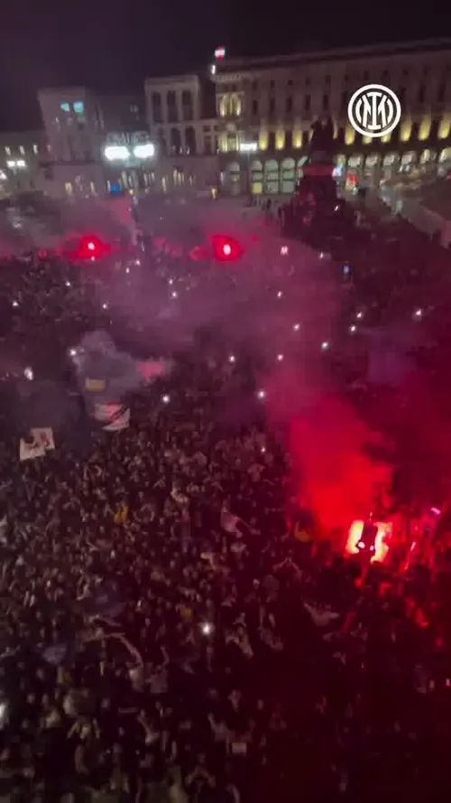 Noapte de sărbătoare la Milano! Jucătorii lui Inter au celebrat titlul cu fanii în Piața Domului. Foto: Instagram, @inter