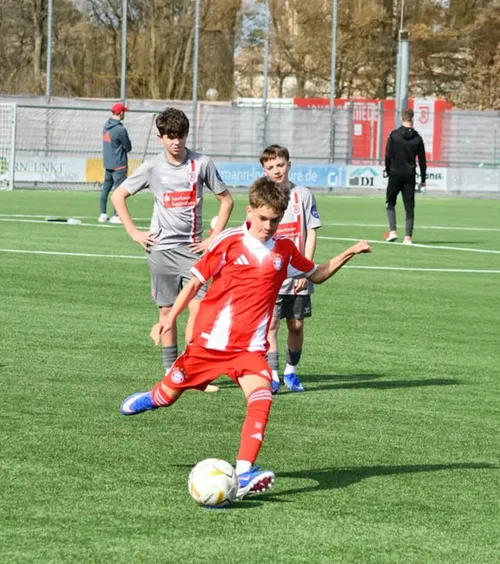 Star la 13 ani   Cine este tănărul român care impresionează la academia lui   Bayern Munchen