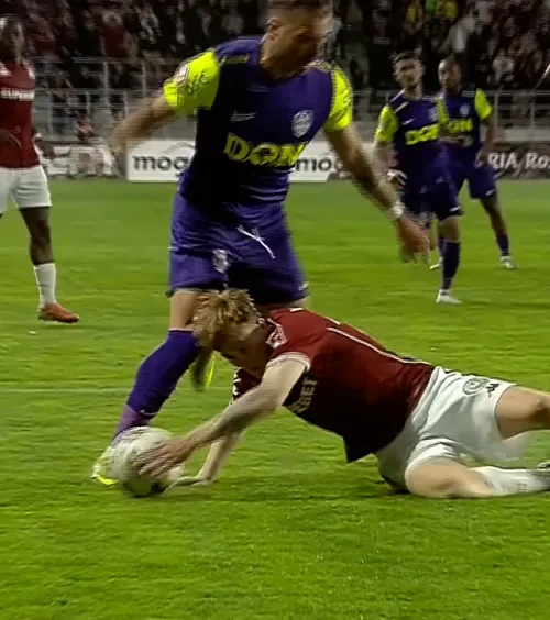 Christensen, ce gafă!    VIDEO.  Mijlocașul Rapidului a comis un   penalty cum rar se vede  pe stadion