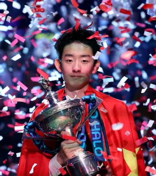 Povestea noului rege din snooker     FOTO.  Wu Yize, triumf dramatic la Crucible: „Părinții mei sunt adevărații campioni”. A trăit într-o   cameră fără ferestre