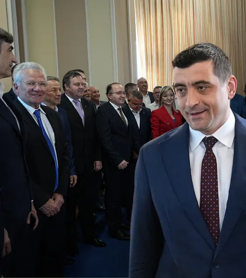 AUR și-a făcut imagine cu Steaua ‘86!    FOTO+VIDEO.  Cum a confiscat partidul lui George Simion   evenimentul de la Parlament  la care au fost invitate legendele roș-albastre