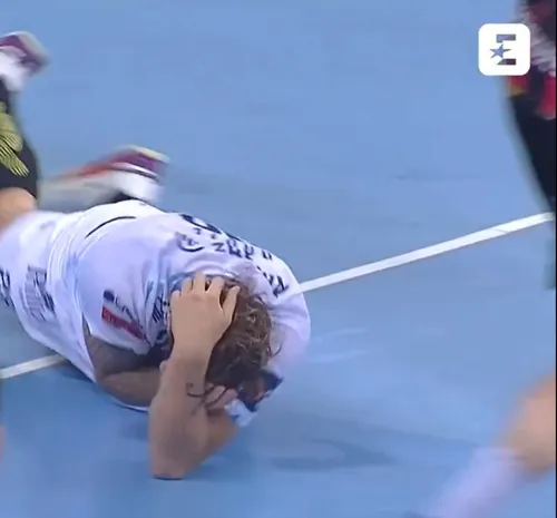 Uros Mitrovic (Vardar), fault brutal asupra lui Valentin Porte (Montpellier) într-un meci din EHF European League (FOTO: captură Eurosport)