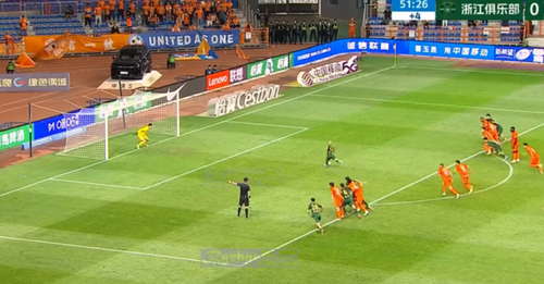 Penalty-ul ratat de Alexandru Mitriță în partida cu Yunnan Yukun FOTO Captură YouTube  (3).png