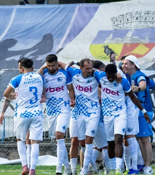 Corvinul a promovat în Liga 1  Hunedorenii revin în primul eșalon   după 34 de ani  » Clasamentul actualizat 