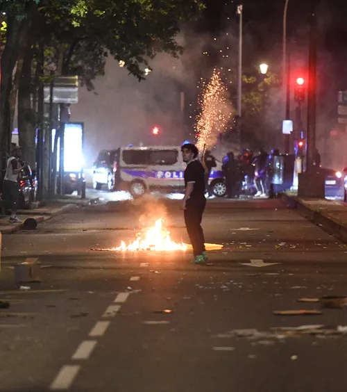 Incidente la Paris    FOTO.  Haos în Franța, după ce PSG s-a calificat în finala UCL »   127 persoane au fost reținute, iar 11 rănite!