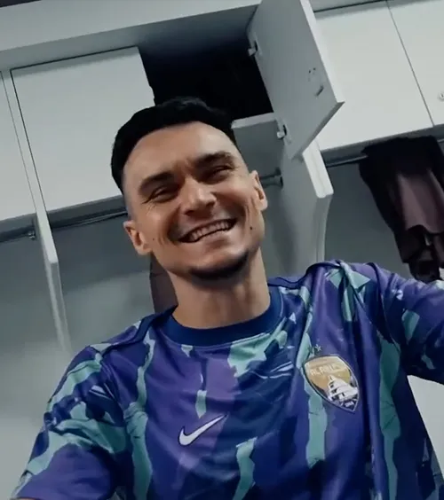 Șut, show pe „Made in Romania”    VIDEO.   Internaționalul român a sărbătorit titlul cucerit cu Al-Ain   în stilul lui Cristi Chivu