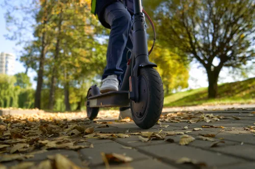 Puști teribiliști care gonesc pe trotinete electrice, pericol zilnic în parcurile din Bucureși, inclusiv în IOR. Avertisment pentru părinții lor: Nu vreți să aflați că au făcut accident!