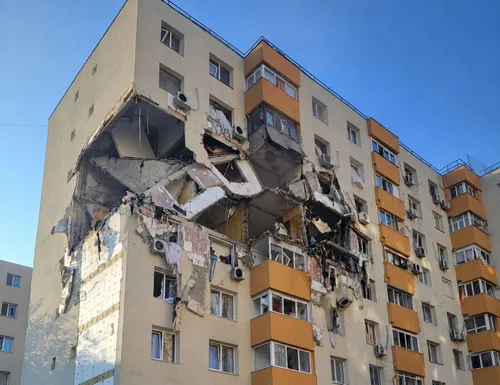 ESENȚIAL | Blocul din Rahova distrus de explozia de anul trecut va fi pus în siguranță, Ciucu anunță că a semnat contractul. Ce companie face lucrarea de care au fugit toți