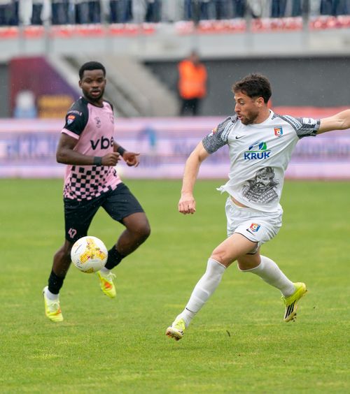 Încă un gol de generic în Liga 2    FOTO.  Execuția lui Doumtsios, decisivă în Chindia - Corvinul » Mingea a intrat în poartă după ce   a lovit două bare