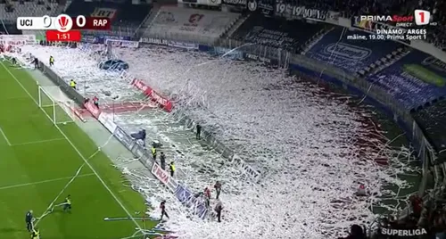 Rolele de hârtie aruncate la începutul meciului U Cluj - Rapid. Foto: Captură Prima Sport