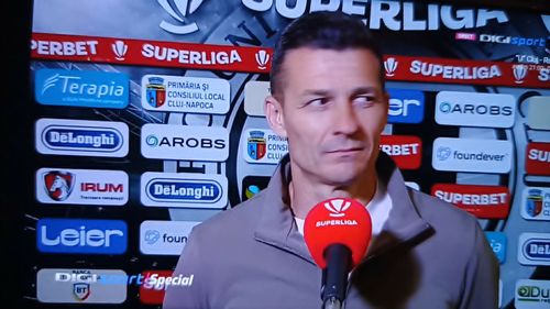 Gâlcă a refuzat să răspundă până nu s-a făcut liniște pe hol, la Cluj. Capturi Digi Sport (5).jpg