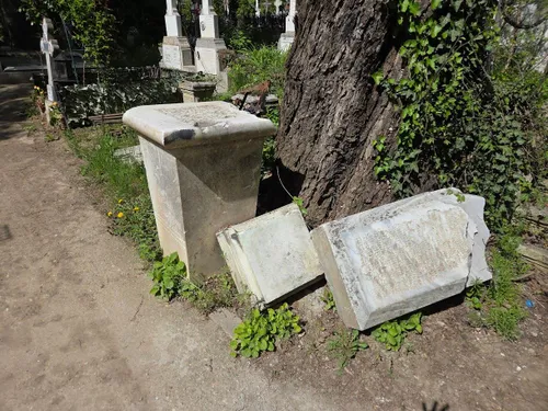 Dispar din Bellu râvnitele morminte ale elitelor bucureștene. În pericol e și cel al patronului ”La vulturul de mare cu peștele în gheare”, negustorul care a clădit imperiul hainelor