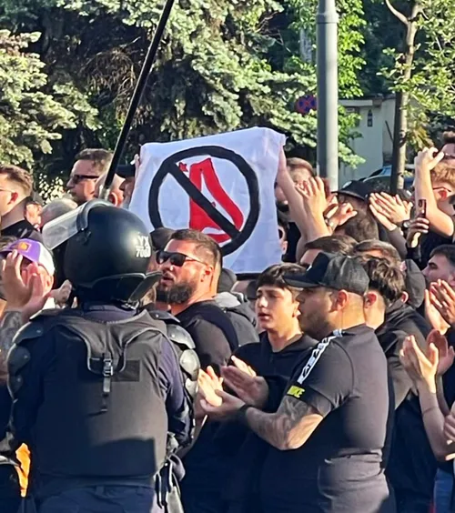 Sigla care a „rupt” Dinamo    FOTO+VIDEO.  Protest de amploare al ultrașilor:   au înjurat conducerea  din afara stadionului + gestul făcut de echipă
