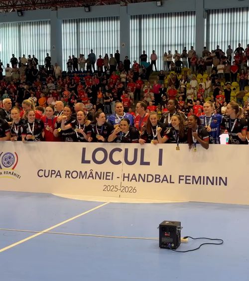 Gloria Bistrița a câștigat Cupa României   Formația lui Carlos Viver   a zdrobit-o  pe SCM Râmnicu Vâlcea și a cucerit trofeul în premieră