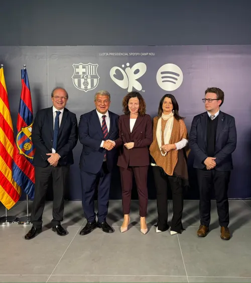 O româncă, în loja lui Laporta    Roxana Mînzatu,  invitată la El Clasico, în seara titlului câștigat de Barcelona