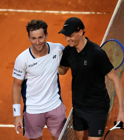 Jannik Sinner înfruntă istoria  Italianul vizează   al 6-lea titlu Masters 1000 consecutiv  la Roma: „Și mașinăriile se supraîncălzesc”