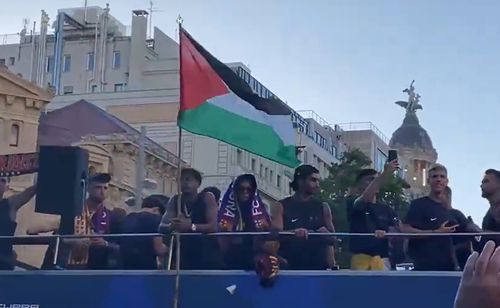 Lamine Yamal a afișat steagul Palestinei în timp ce sărbătorea titlul câștigat de Barcelona. Foto: captură X/@barcacentre