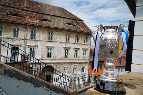 Trofeul Cupei României a ajuns la Sibiu. Foto: Facebook/Cupa României Betano
