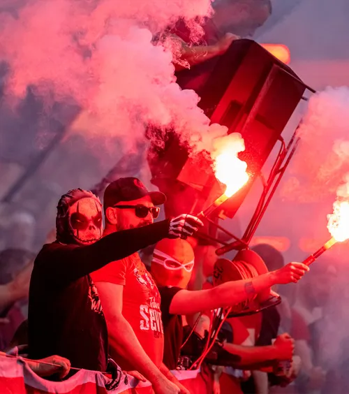 Sancțiuni istorice în Cehia  Federația a fost nemiloasă după haosul provocat de suporteri la Slavia - Sparta:   0-3 la „masa verde” și amendă de 410.000 de euro!