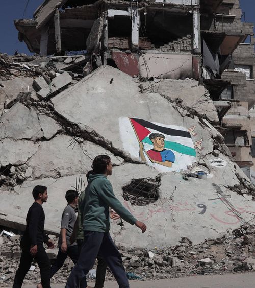 Mural în Gaza  Lamine Yamal, imortalizat   în mijlocul ruinelor,  după ce a fluturat steagul Palestinei la sărbătoarea titlului