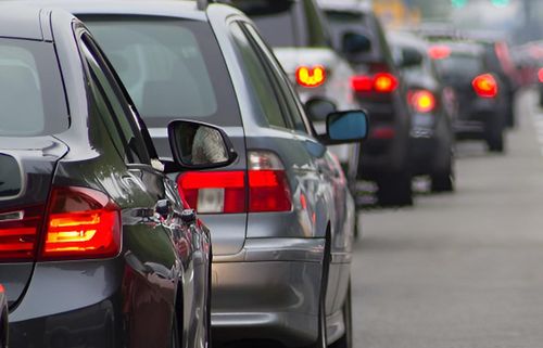 Dacă vrei să pleci în weekend la munte, mai gândește-te! Restricții noi pe DN1, cel deja prin de restricții. Se circulă pe o singură bandă pe sens, vreme de o lună