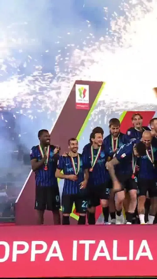 Momentul în care jucătorii lui Inter au ridicat Cupa Italiei. Foto: „X”, @SerieA