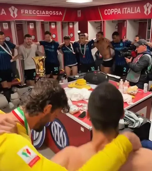 „Made in Romania” s-a auzit din nou    VIDEO.  Jucătorii lui Cristi Chivu   au făcut o horă în vestiar  după ce au câștigat Cupa Italiei