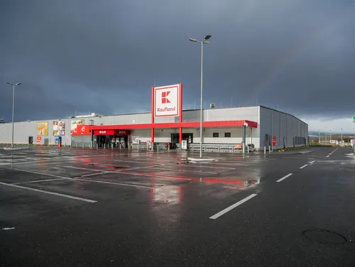 FOTO | Ofertă Kaufland care zăpăcește bucureșteni din Pantelimon. Afișul "Închiriem locuri de parcare" și dezbaterea despre prețul pe lună și varianta de la Mega Mall