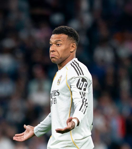 Haos pe „Bernabeu”    VIDEO.  Fanii lui Real Madrid   nu i-au iertat pe jucători.  Mbappe a fost fluierat! + Contre cu Arbeloa: „Mi-a zis că sunt al patrulea atacant”