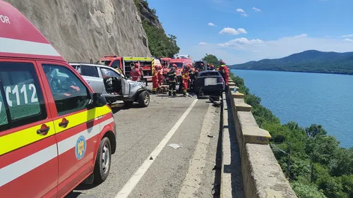 FOTO | Dezastru rutier pe "Șoseaua Morții", drumul care leagă Bucureștiul de Timișoara. Accident cumplit pe DN6, cu multe victime rănite grav. Trafic blocat