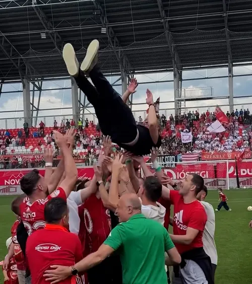 Sărbătoare la Sfântu Gheorghe     VIDEO.  Laszlo Dioszegi a intrat pe teren și a făcut spectacol, după ce   Sepsi a promovat  în Liga 1