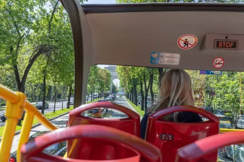 FOTO | Primii călători ai liniei Bucharest City Tour au fost doi simpatici frățiori. Peste 200 de oameni s-au plimbat cu autobuzele turistice prin București în prima zi cu ele pe traseu
