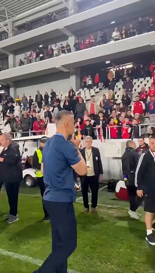 Momentul când Daniel Pancu sărută niște cruciulețe după Dinamo - CFR Cluj. Foto: captură Facebook/Orange Sport