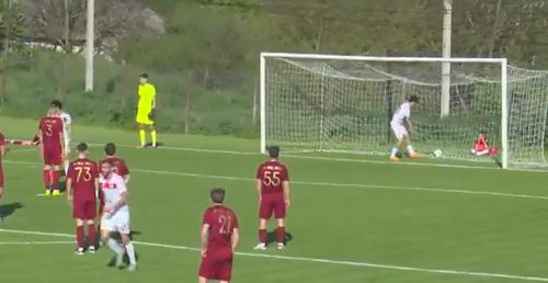 Golul norocos marcat în meciul Real Sireți - Oguzsport. Foto: captură X/@VStrutinski