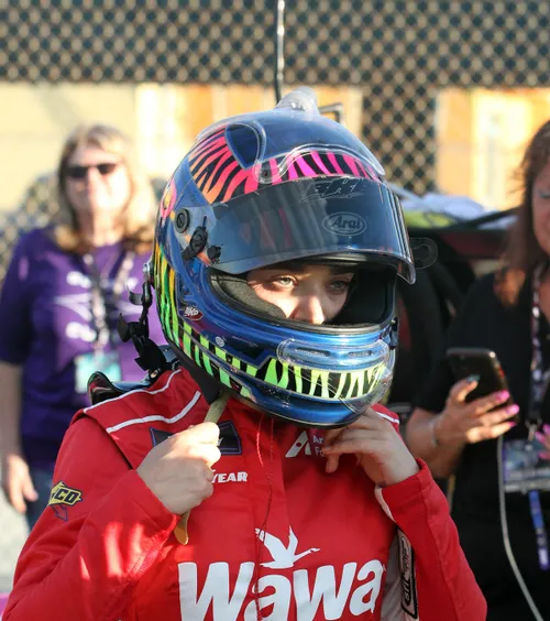 Lacrimi și nervi în Nascar  Femeia pilot   a răbufnit și a abandonat cursa:  „Sunt atâtea lucruri urâte pe care le-aș putea spune”. Mesaje dure ale fanilor