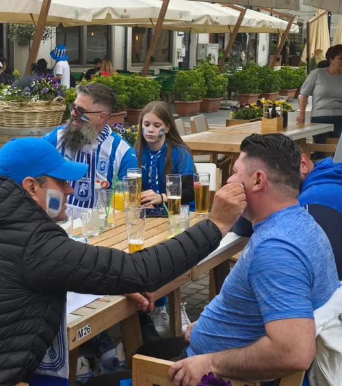 „Suntem Napoli al României”    Un oraș alb-albastru.  Centrul Vechi al Craiovei fremăta cu patru ore înaintea finalei campionatului: „Nimeni nu doarme aici”