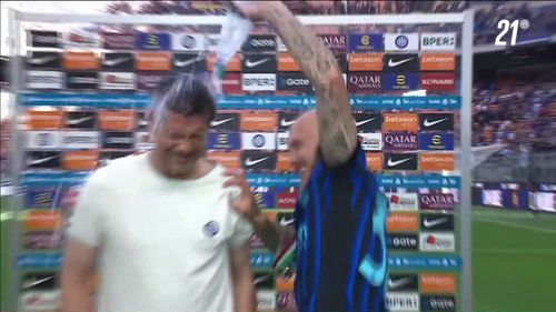 Decernarea trofeului de campioană a Italiei  FOTO Capturi Youtube Inter (36).jpg