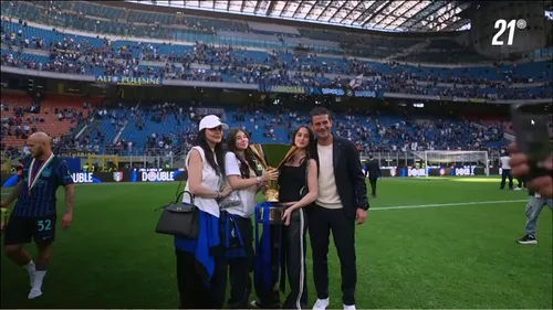 Decernarea trofeului de campioană a Italiei  FOTO Capturi Youtube Inter (51).jpg