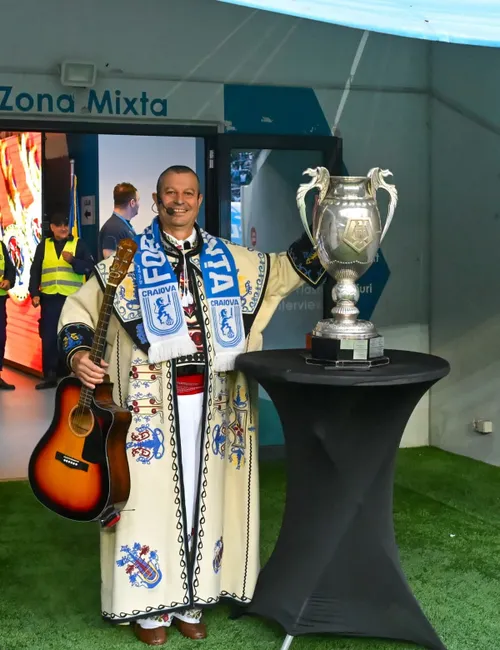 U Craiova a expus trofeul Cupei Romaniei la iesirea pe gazon inaintea meciului cu U Cluj Foto Raed Krishan - GOLAZO.ro .jpeg