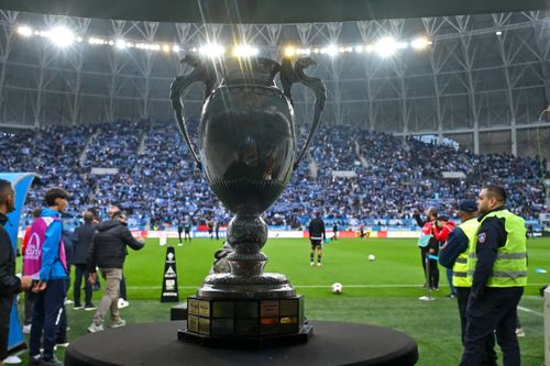 U Craiova a expus trofeul Cupei Romaniei la iesirea pe gazon inaintea meciului cu U Cluj Foto Raed Krishan - GOLAZO.ro .jpeg