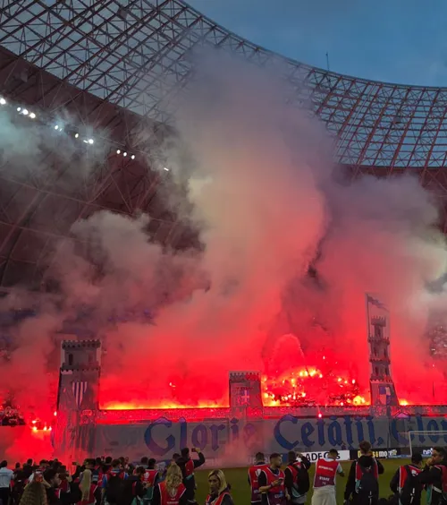 Bănia, în flăcări    VIDEO:     Peluza Nord  a transformat arena alb-albastră într-o cetate la Craiova - U Cluj, finala campionatului
