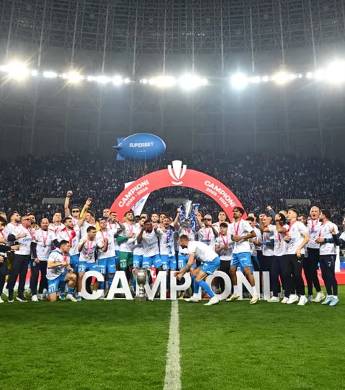 E petrecere la Craiova!    VIDEO+FOTO:  Oltenii au ridicat trofeul! Bucurie fără margini pe gazon, după primul titlu cucerit   după 35 de ani