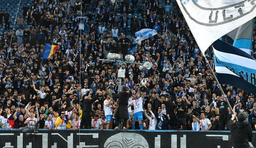 Filipe Coelho și jucătorii de la Craiova au dus trofeul de campioană în galerie (foto: Raed Krishan/GOLAZO.ro)