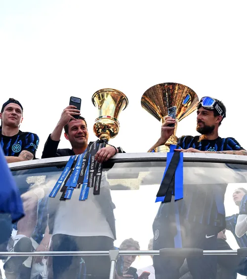 Chivu, vedeta paradei lui Inter    VIDEO:  Cântece și bannere la adresa tehnicianului român, la   petrecerea pentru event  + Gestul făcut de Thuram