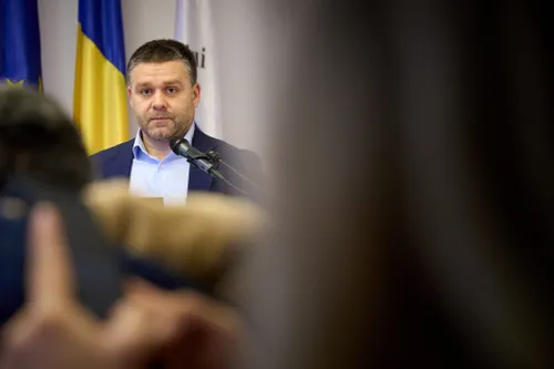 Dl. Ciucu se pregătește în dimineața asta pentru una dintre cele mai importante întâlniri de politician. Începe la ora 11