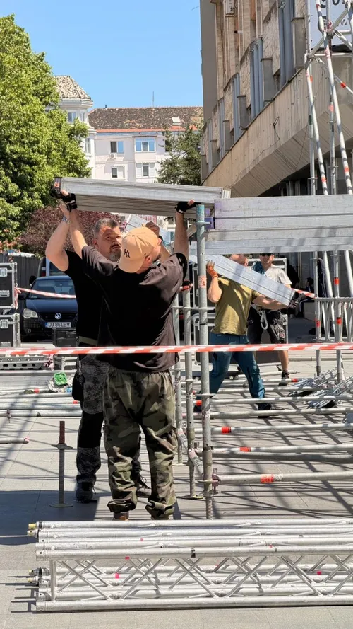 Pregătiri în Piața Mihai Viteazul, înaintea sărbătorii organizate de Craiova pentru câștigarea titlului. Foto: Vlad Nedelea / GOLAZO.ro
