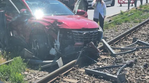 BREAKING | Linia 41, blocată în urma unui accident, o mașină a rupt gardul și-a rămas de-a curmezișul pe șine. Afectat, sensul spre Piața Presei