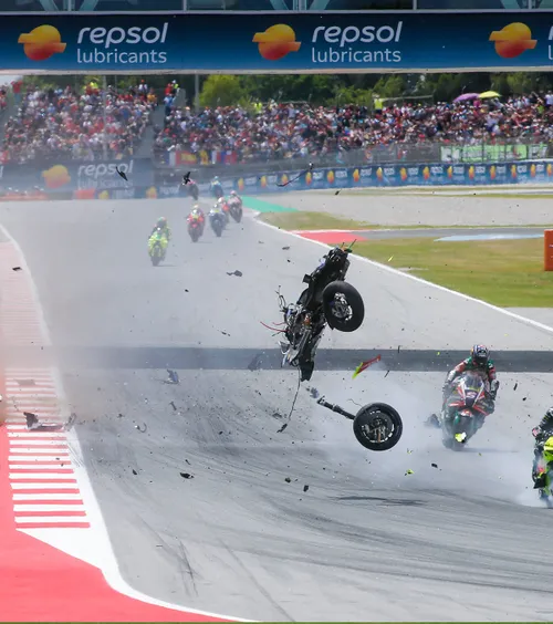 Accidente terifiante la MotoGP    FOTO:  Alex Marquez,   spitalizat de urgență cu leziuni grave.  Zarco și-a prins piciorul în motocicleta altui pilot! Care e starea lor
